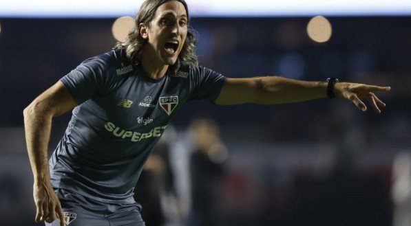 O técnico Luis Zubeldía destacou a força de superação do São Paulo na vitória de virada sobre o Grêmio, neste sábado (18), no Morumbis, pelo Campeonato Brasileiro. Mesmo com o revés inicial e a lesão precoce de Marcos Antônio, o treinador afirmou que sempre acreditou na reação da equipe — sentimento que, segundo ele, também [&amp;#8230;]
