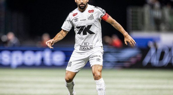 Rincón comenta desempenho do Santos após clássico e destaca necessidade de evolução: “Temos que trabalhar muito”.