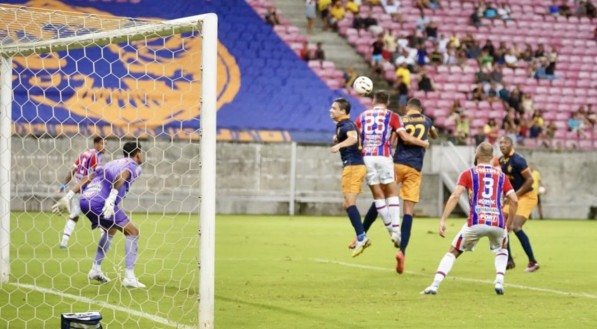 Disputa de bola área no jogo entre Retrô e Itabaiana pela Série C