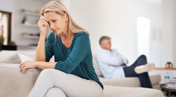 Sua carreira está travada… e seu relacionamento pode estar pagando o preço (sem você perceber)