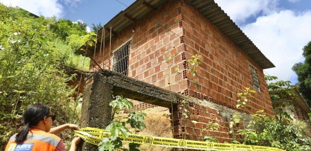 Prefeitura do Recife interdita 80 imóveis por risco de deslizamentos após chuvas intensas na capital
