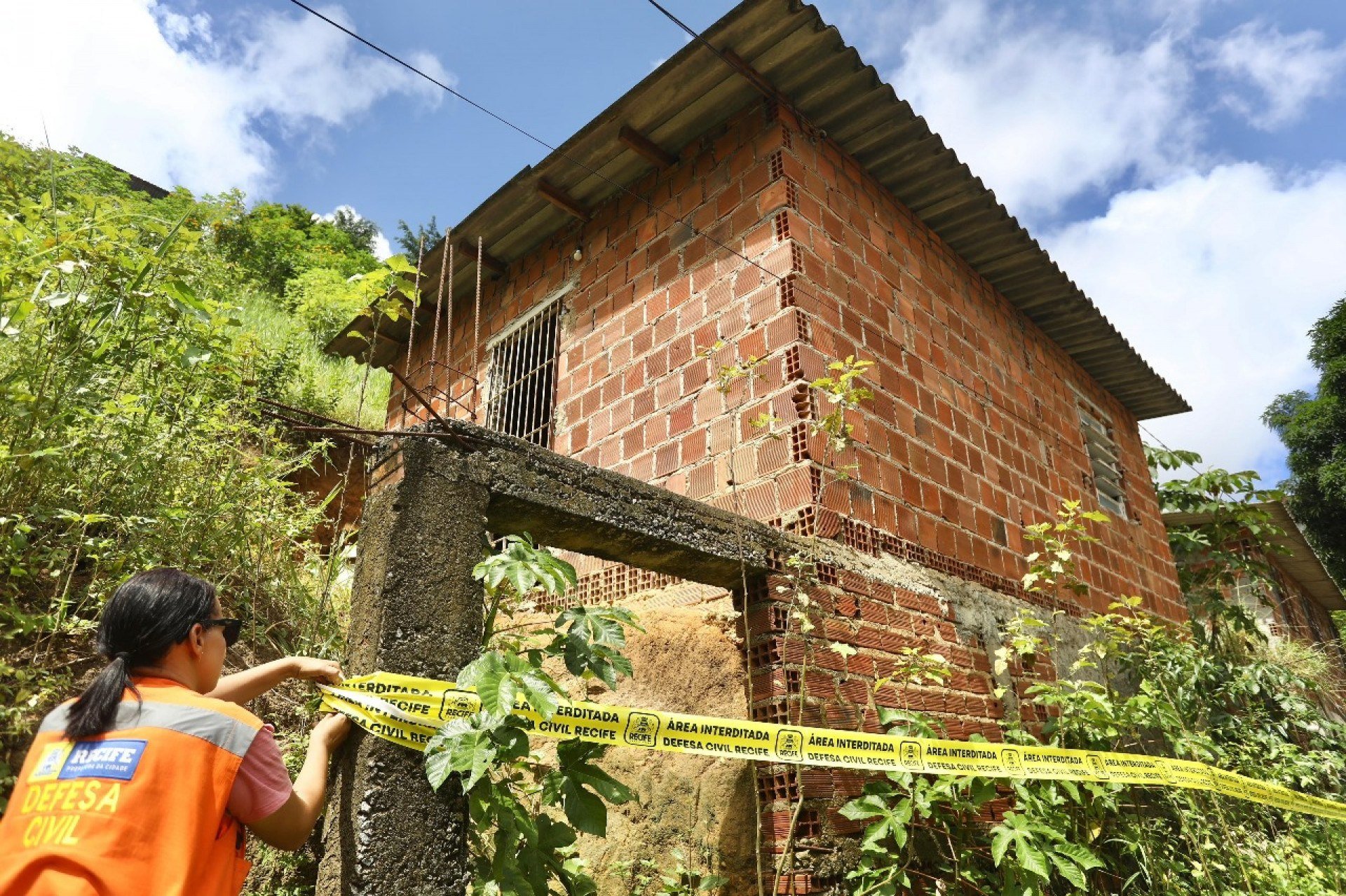 Chuvas: Prefeitura do Recife interdita quase 100 imóveis por risco de deslizamentos após chuvas intensas na capital