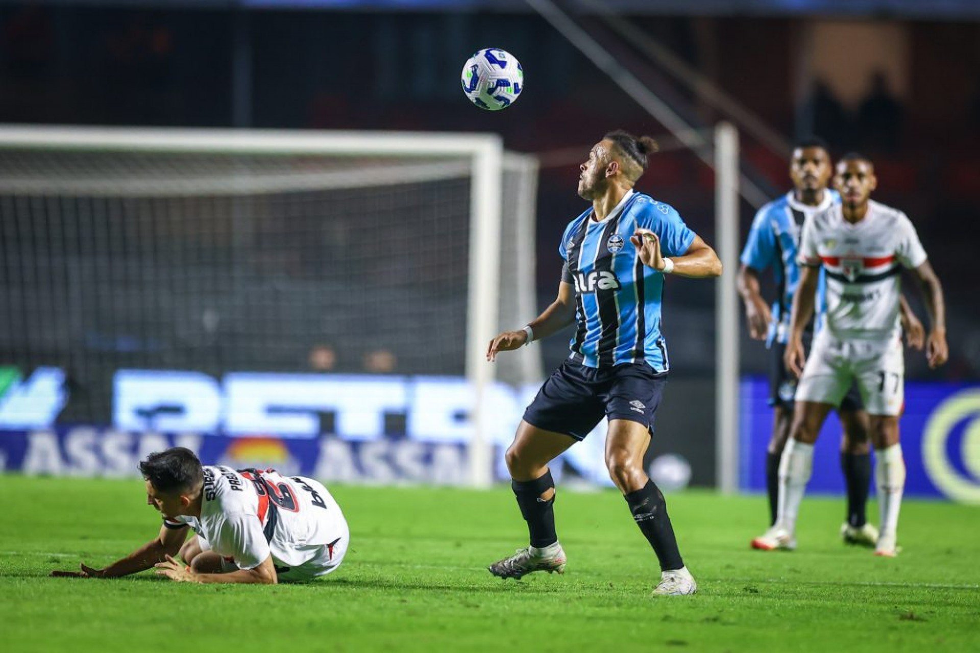 Derrotado pelo São Paulo, Grêmio segue sem vencer como visitante no Brasileirão