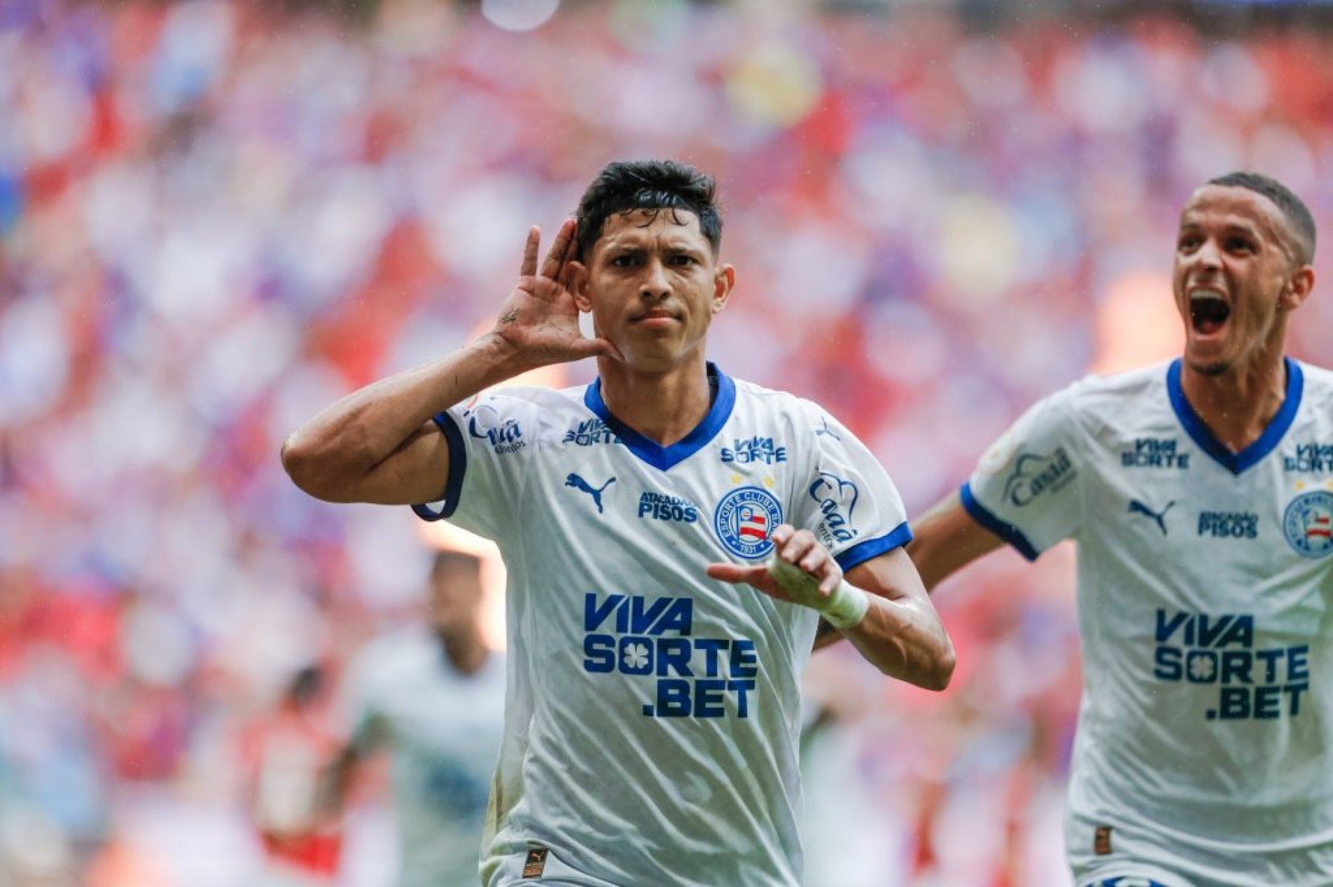 Bahia triunfa diante do Vitória e sobe na tabela do Brasileirão