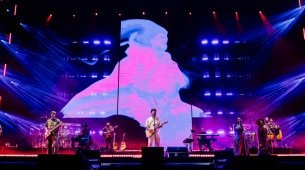 Imagem da banda Natiruts apresentando show de sua turnê de despedida, 'Leve Com Você'