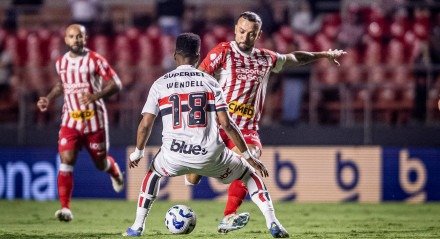 Paulo Sérgio em lance no jogo de ida entre Náutico e São Paulo pela Copa do Brasil