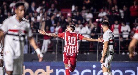 Caio Vitor em comemoração de golaço entre São Paulo x Náutico