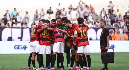 Jogadores do Sport reunidos em conversa antes de jogo na Série A
