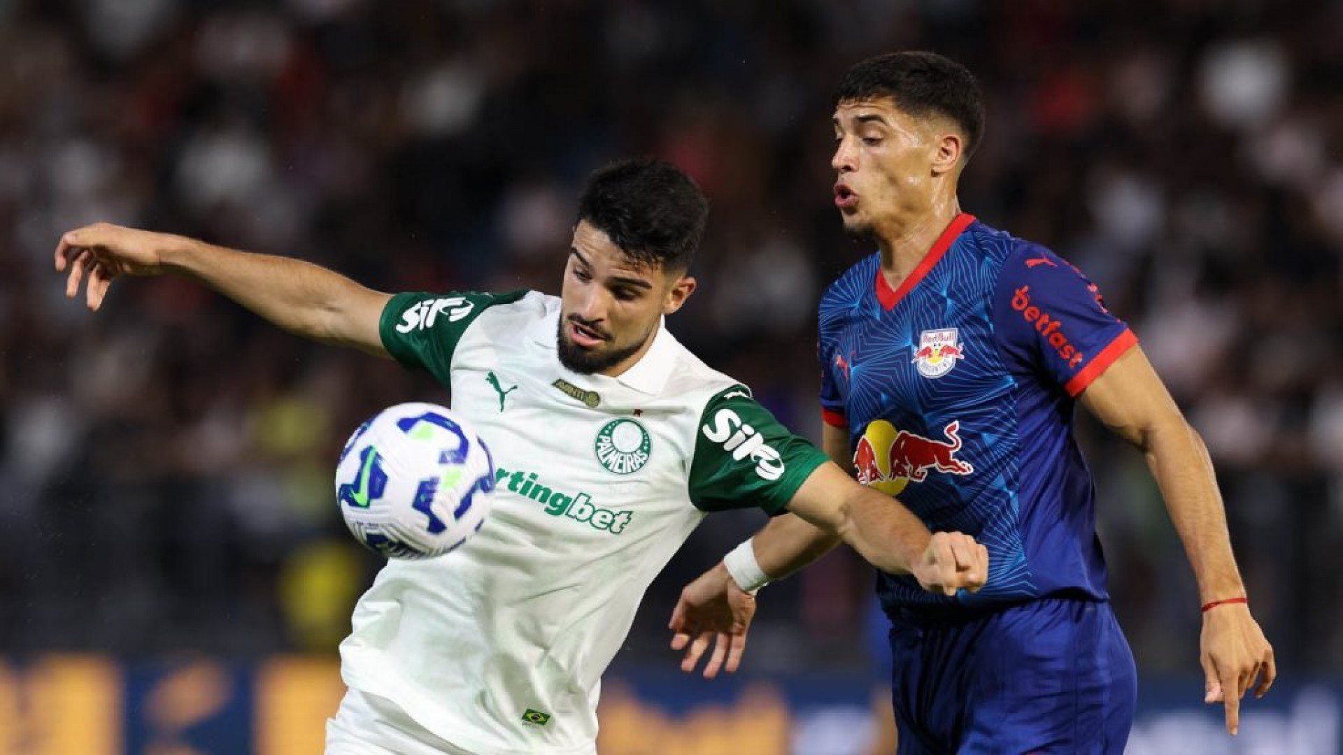 Palmeiras bate o Red Bull Bragantino de virada e se isola na liderança do Brasileirão