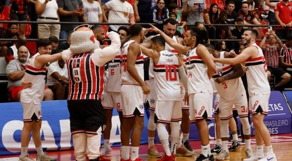 O São Paulo anunciou oficialmente, na manhã desta segunda-feira (19), o fim das atividades da equipe masculina de basquete profissional. A decisão vem cinco dias após a eliminação nas quartas de final do NBB, diante do Bauru, e marca o encerramento de um projeto que teve início em 2018 e rapidamente conquistou espaço no cenário [&amp;#8230;]