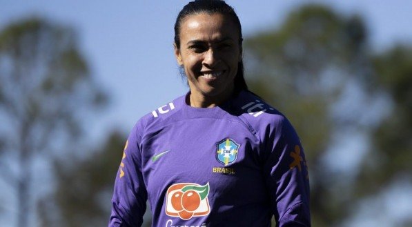A Federação Internacional de História e Estatísticas do Futebol (IFFHS) elegeu Marta como a maior jogadora da história do futebol feminino. O anúncio foi feito nesta segunda-feira (20), em ranking que reúne nomes históricos da modalidade. Com uma carreira marcada por recordes e premiações, a brasileira superou lendas como Mia Hamm, Christine Sinclair e Michelle [&amp;#8230;]