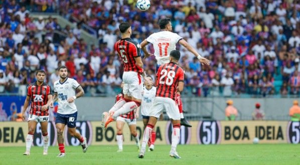 Com erros decisivos de Claudinho e expulsão precoce de Pepê, Vitória é derrotado pelo Bahia no quarto clássico do ano e segue em má fase no Brasileirão