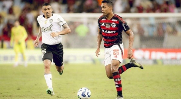 Alex Sandro foi um dos poucos pontos positivos do Flamengo no empate contra o Botafogo.