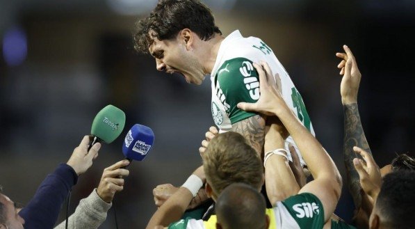 De virada, Palmeiras bate o Bragantino fora de casa e Maurício destaca resiliência até o último minuto.