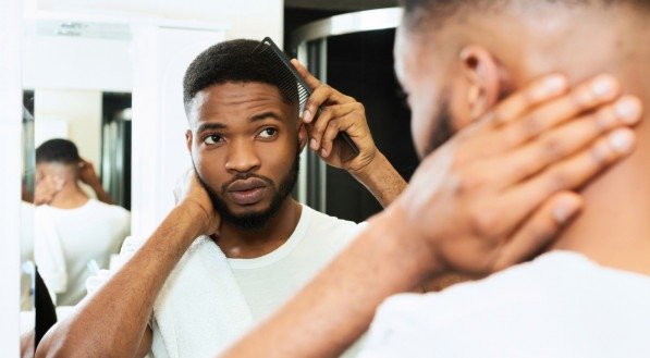 5 cremes de pentear ideais para homens com cabelo crespo tipo 4