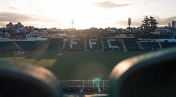 A sexta rodada da Série C do Campeonato Brasileiro começou neste domingo, 18 de maio de 2025, com partidas significativas que afetaram a classificação do torneio. No Estádio 1o de Maio, o São Bernardo bateu o Caxias por 1 a 0, graças a um gol marcado nos instantes finais do jogo. Este resultado manteve o [&amp;#8230;]