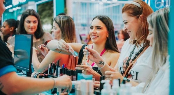 MAQUIAGEM: Catherine Hill lança novos produtos no evento Beauty Show 2025; confira as novidades