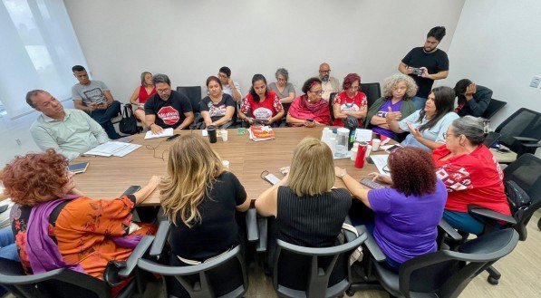Professores suspendem greve para reabrir negociação com a Prefeitura do Recife