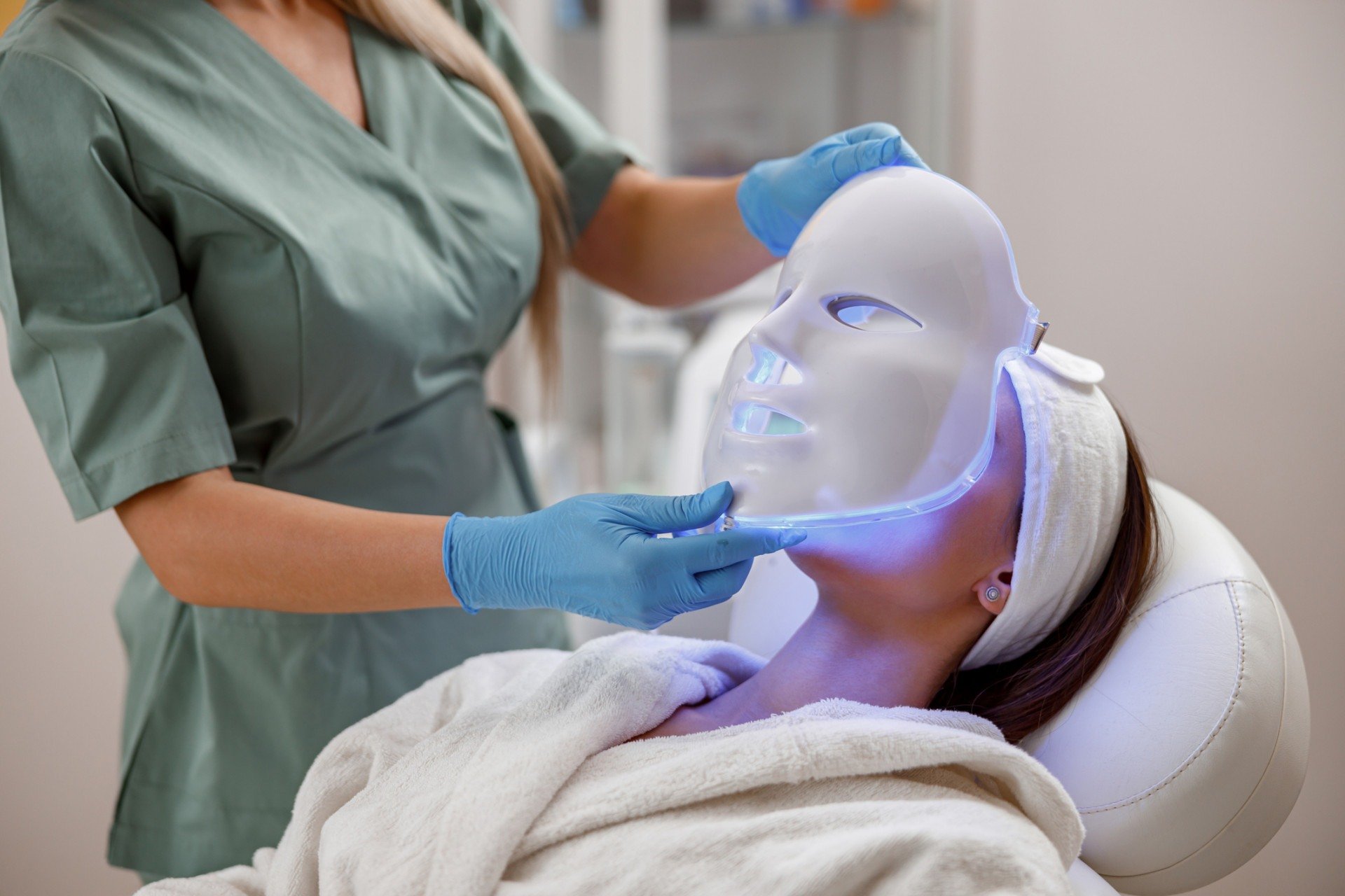 Máscara facial de LED: Para que serve, como funciona e quanto custa