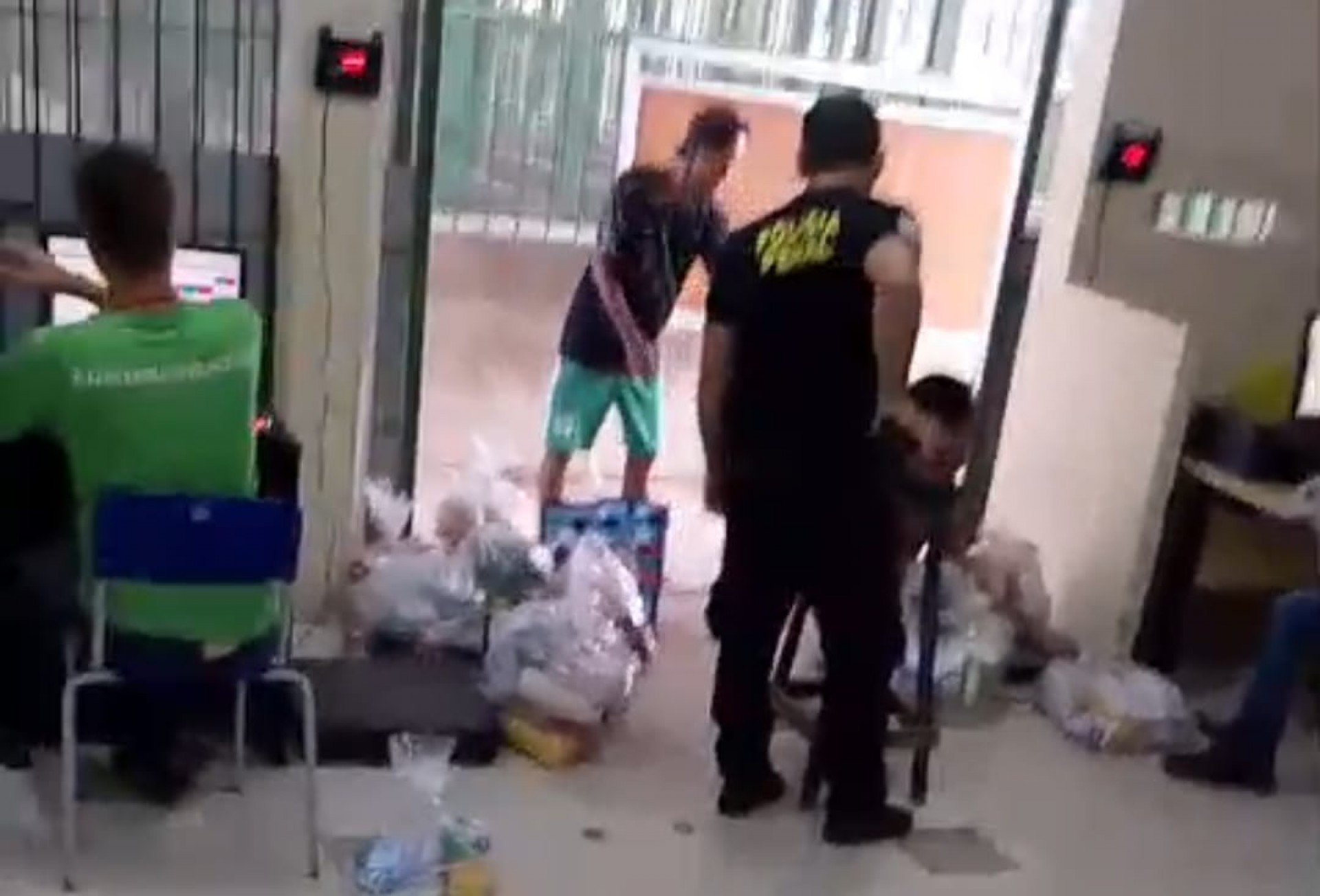 Vídeo mostra detentos recebendo mercadorias na entrada do Presídio de Igarassu