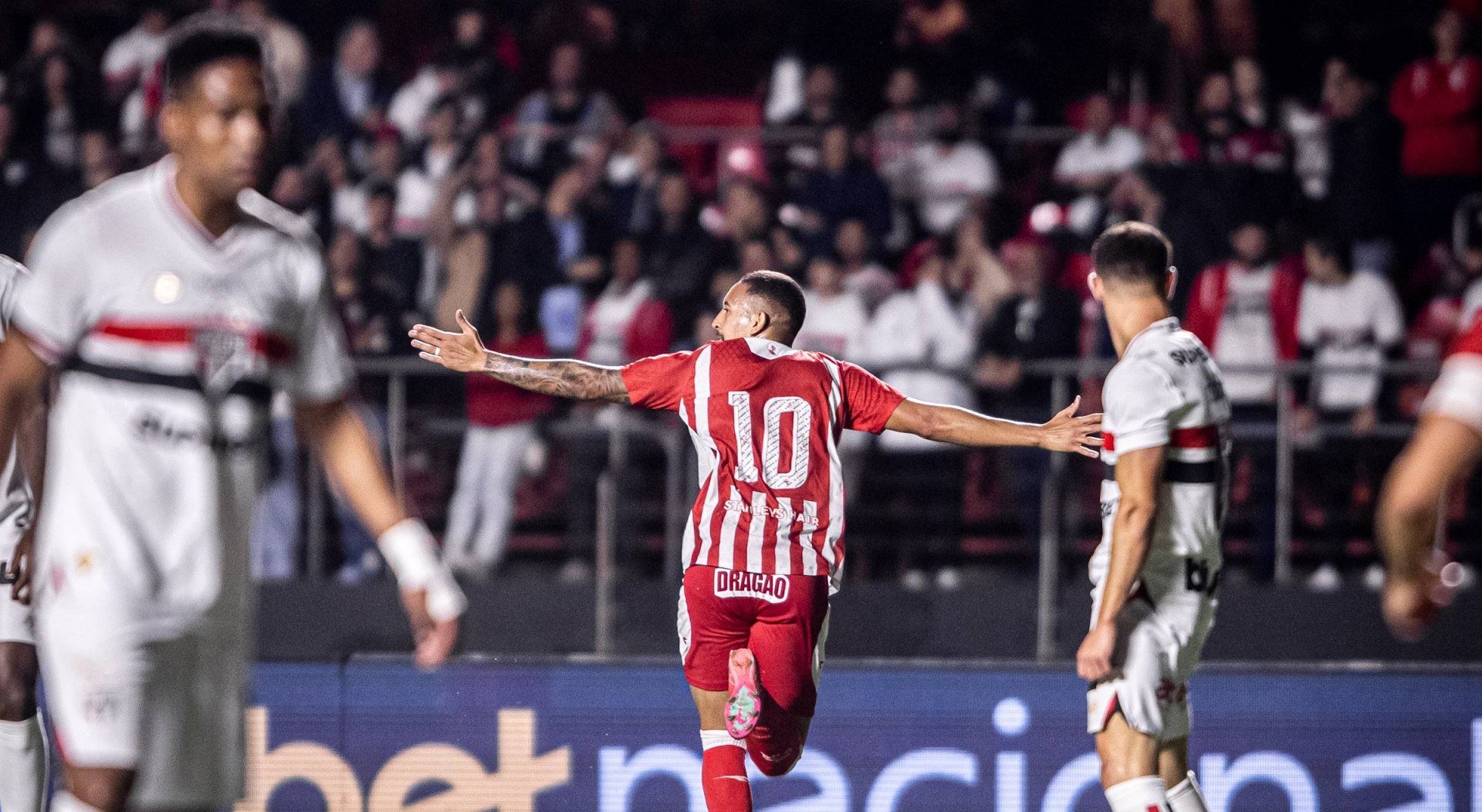 Caio Vitor em comemora&ccedil;&atilde;o de gola&ccedil;o para o N&aacute;utico sobre o S&atilde;o Paulo no jogo de ida pela Copa do Brasil