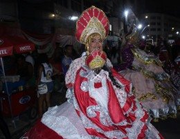 Participante de grupo de Maracatu Nação