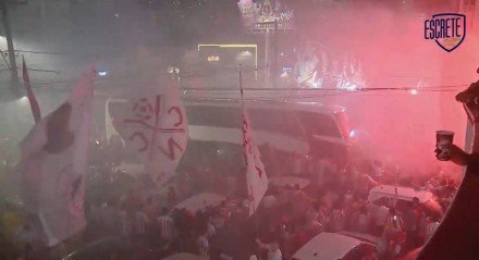 Imagem da chegada da delegação do Náutico ao estádio dos Aflitos para o jogo contra o São Paulo