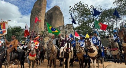 Imagem da cavalgada à Pedra do Reino em São José do Belmonte, no Sertão de Pernambuco