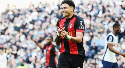 Evanílson, atacante, comemora gol pelo Bournemouth