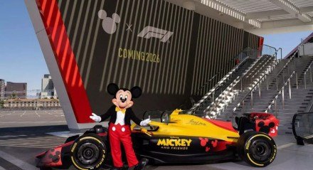 A Fórmula 1 firmou um novo acordo com a Disney que promete levar personagens icônicos como Mickey Mouse e seus amigos para o universo do automobilismo a partir de 2026. A parceria foi anunciada nesta segunda-feira e prevê a criação de experiências, conteúdos e produtos oficiais com a marca da categoria. O objetivo é aproximar [&#8230;]