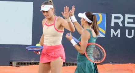 Tcheca Marie Bouzkova sofreu lesão e desistiu do duelo de quartas de final ao lado da russa Alexandra Panova