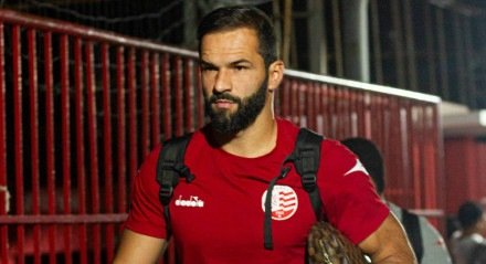 Goleiro Muriel na chegada da delegação do Náutico ao estádio dos Aflitos