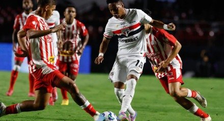 Disputa de bola no jogo entre São Paulo e Náutico no MorumBIS