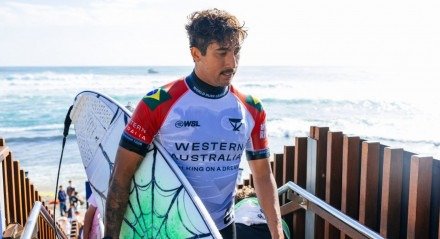 O segundo dia de baterias em Margaret River terminou de forma trágica para o Brasil. Seis representantes da Brazilian Storm foram eliminados no round de 32 e quatro deles caíram no corte da WSL. Miguel Pupo, que já havia se garantido no restante da temporada, e João Chianca, confirmado na segunda metade da elite com [&#8230;]