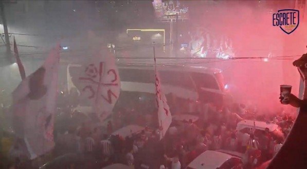 Imagem da chegada da delegação do Náutico ao estádio dos Aflitos para o jogo contra o São Paulo