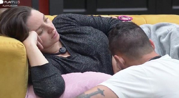 Carol e Radamés traçam plano para indicar Dhomini à DR no Power Couple