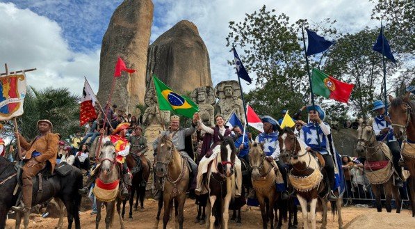 Imagem da cavalgada à Pedra do Reino em São José do Belmonte, no Sertão de Pernambuco