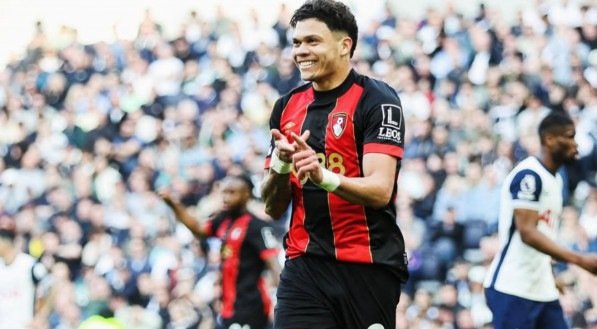 Evanílson, atacante, comemora gol pelo Bournemouth