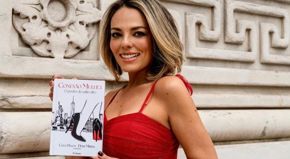 Imagem da pernambucana Deise Miréia segurando o livro 