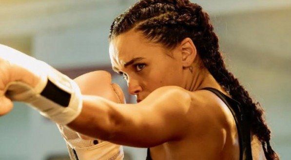 Em Dona de Mim, Giovana Cordeiro revela que recusou dublê: "Era meu sonho"