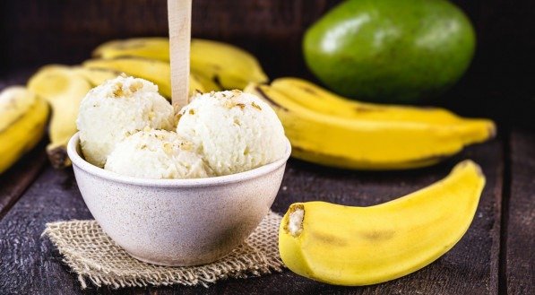 Sorvete fit de banana com doce de leite