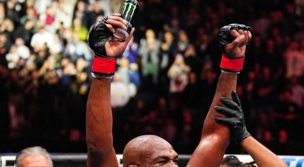 Embora Dana White assegure que o americano enfrentará Tom Aspinall pela unificação do títulos dos pesados, o dono do cinturão linear tem preferido não tocar no assunto
