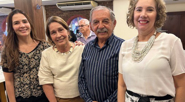 Luiz Felipe Moura recebe no seu aniversário Carolina Oliveira, Eliane Lins Teixeira e Liese Nóbrega