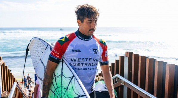 O segundo dia de baterias em Margaret River terminou de forma trágica para o Brasil. Seis representantes da Brazilian Storm foram eliminados no round de 32 e quatro deles caíram no corte da WSL. Miguel Pupo, que já havia se garantido no restante da temporada, e João Chianca, confirmado na segunda metade da elite com [&amp;#8230;]