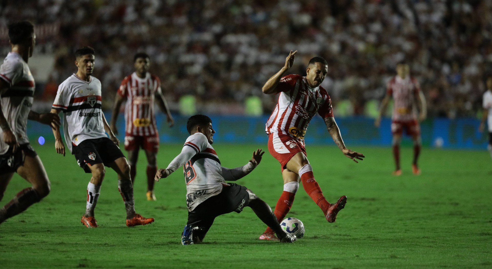 Lance do jogo entre Náutico x São Paulo pela partida de volta da 3ª fase da Copa do Brasil