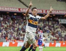 Mike em comemoração do gol marcado para o Retrô sobre o Fortaleza no tempo normal