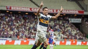 Mike em comemoração do gol marcado para o Retrô sobre o Fortaleza no tempo normal