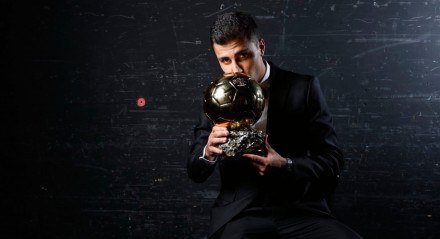 Rodri com a Bola de Ouro 2024