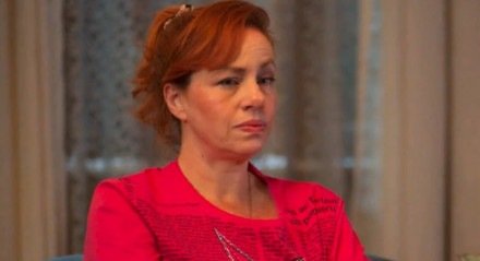 Aldeíde (Karine Teles) ficará rica ao se casar com empresário, em Vale Tudo
