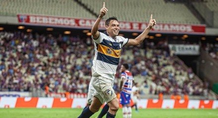 Mike em comemoração do gol marcado para o Retrô sobre o Fortaleza no tempo normal